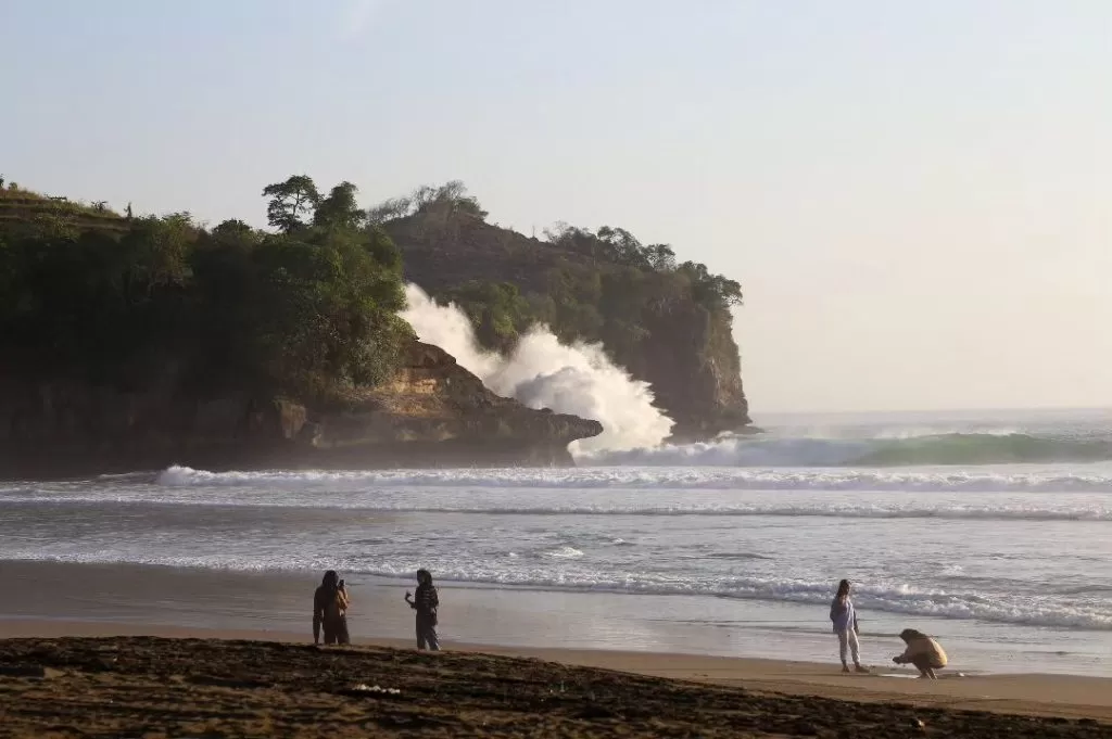 Pesona Pantai Serang, Blitar